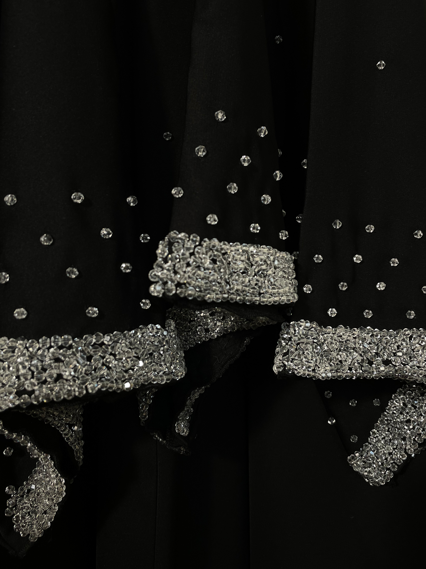 Abaya Dubaï noire manches ornées de perles